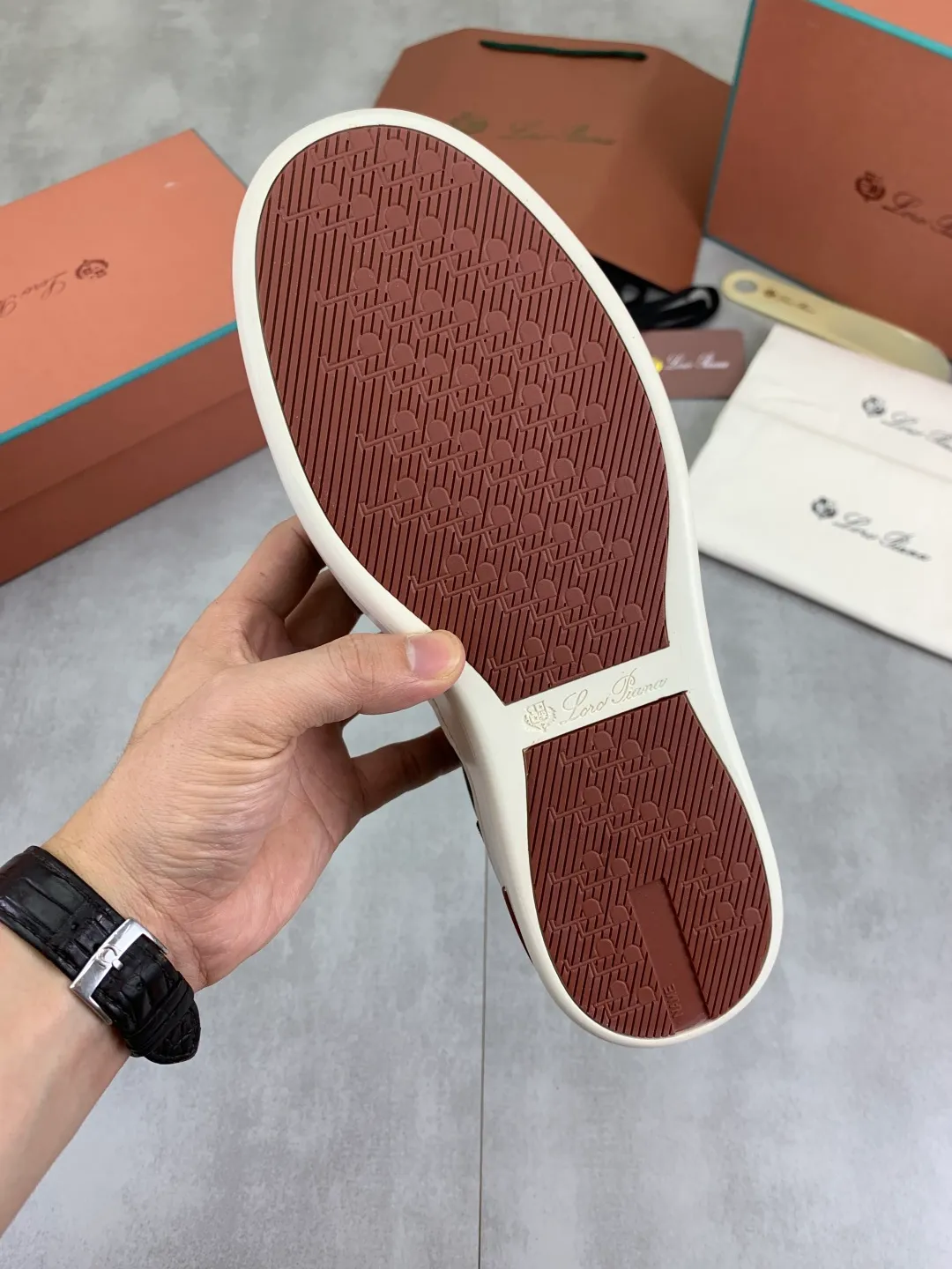 Men's men's shoes 💰P560 New style 💰High quality The latest casual shoes Loro Piana 💯Top grade💯Buy the original copy💯 Founded the existing Loro Piana company on April 24, 1924. It is now the sixth generation of family business, providing top quality products to customers who are discerning in taste and quality. Imported original fly woven fabric with cowhide fabric, plain calfskin lining. Hand-sewn thread with cowhide feet. Original packaging. Number of yards: 38-44 (customized for 45 and 46). 2️⃣ colors available.